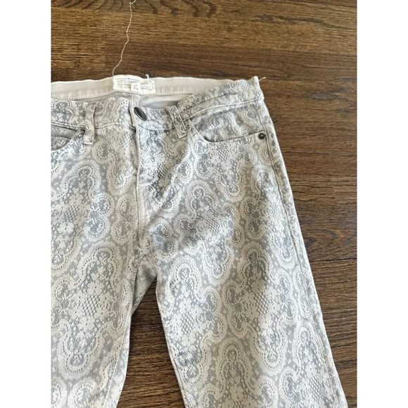 Current Elliott Y2k Bleached Lace Print Jeans Size 27 Gray and White 1194 - Picture 4 of 11